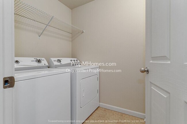 Building Photo - Beautiful Must See Two Bedroom Condo in Ce...