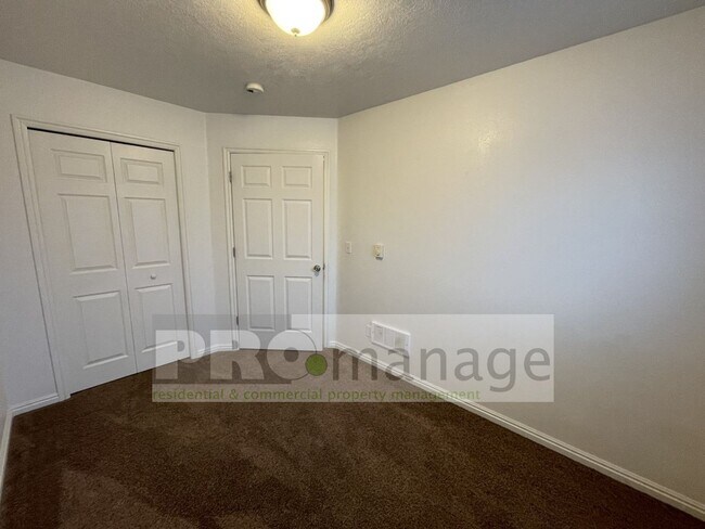 Building Photo - 2 Bed / 1 Bath Apartment - Idaho Falls