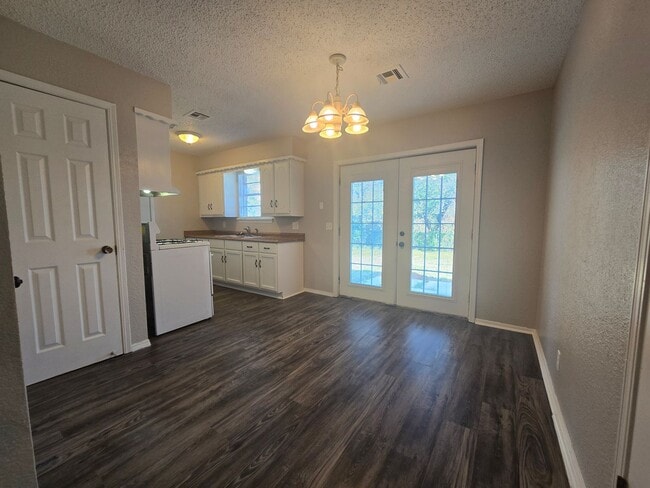 Building Photo - 3 Bedroom 2 Bath home in Shawnee!