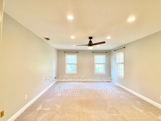 Building Photo - 3928 Oak Dr E