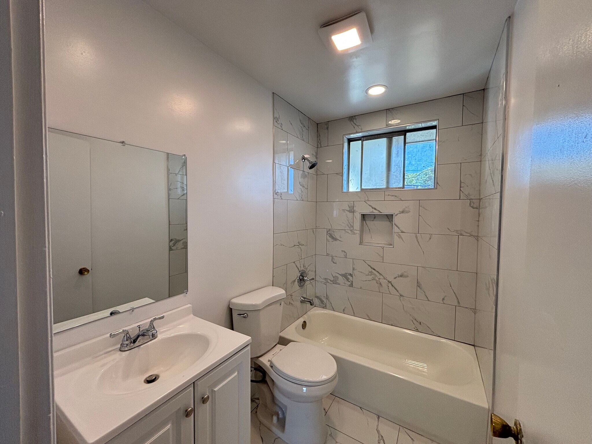 Building Photo - 673 S Eremland Dr