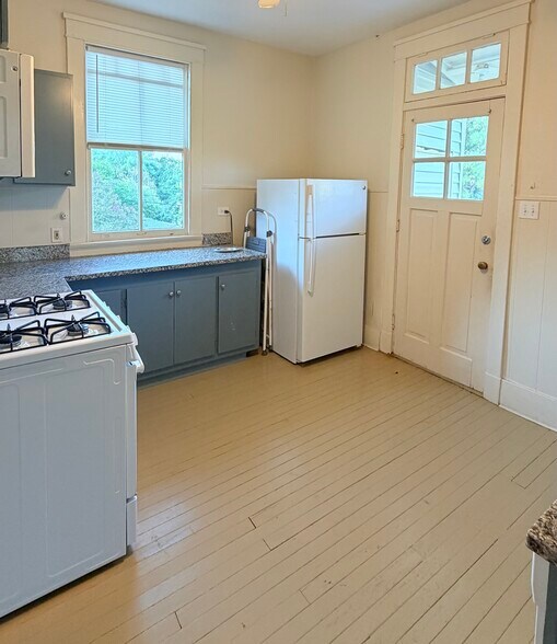 Kitchen image #2 - 2037 Joseph St