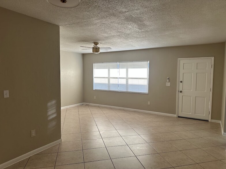 Building Photo - 3369 Barnsdale Dr