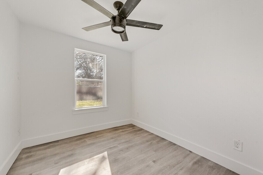 Building Photo - 303 W Broad St