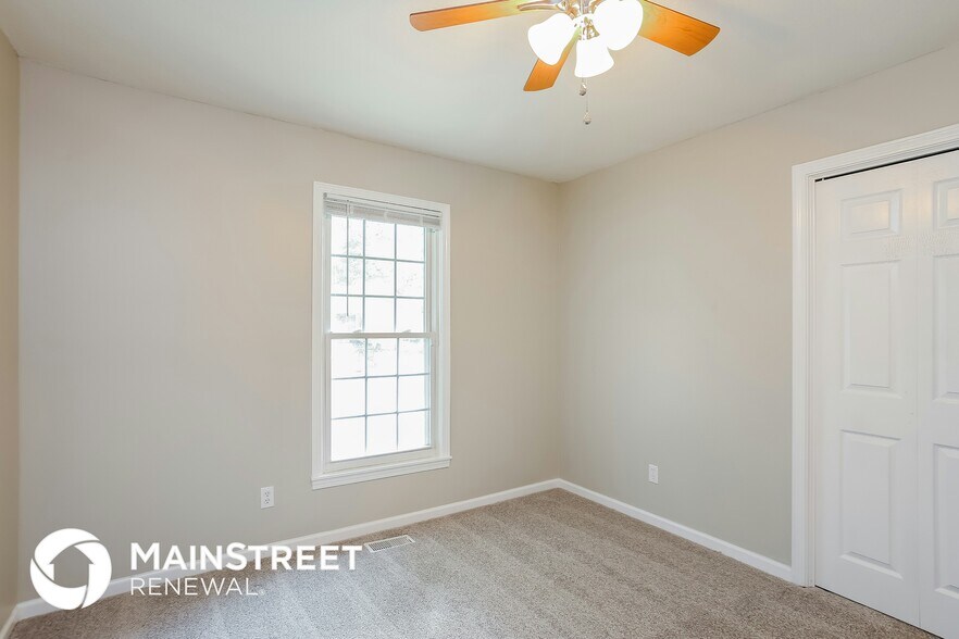 Building Photo - 1018 Amesbury Ave