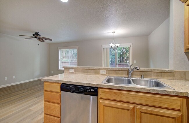 Building Photo - Charming 3 bd 2.5 ba Townhouse - Available Now!