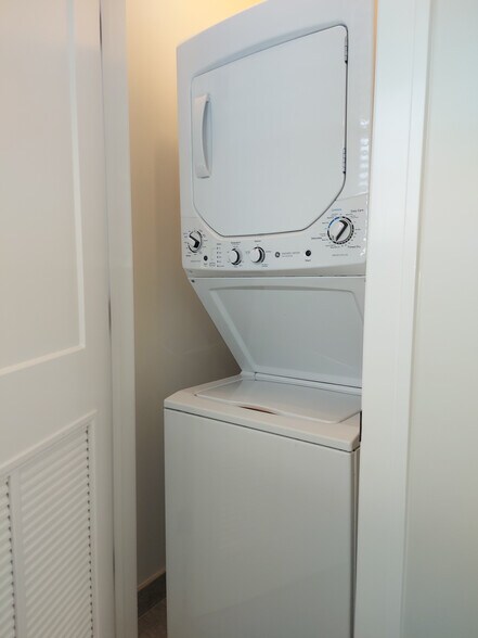 Building Photo - 4953 N Oakley Ave