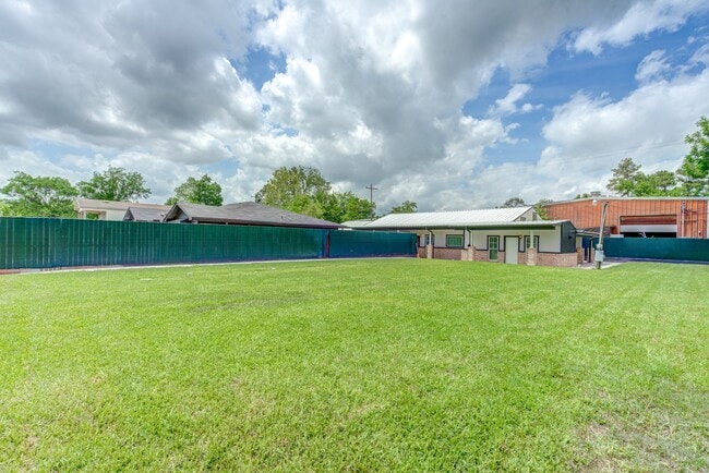 Building Photo - 2127 Maximilian St