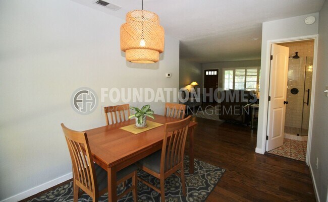 Building Photo - Charming 3 bed, 2 bath home nestled on a l...