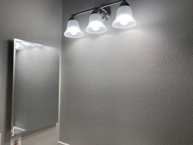 Building Photo - $1,975 For Lease SFH 3 Beds-2 Baths-2 Car ...