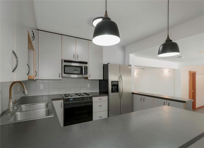 Building Photo - 1420 Alhambra Way S