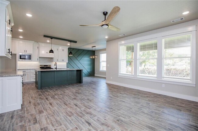 Building Photo - 104 White Oak St