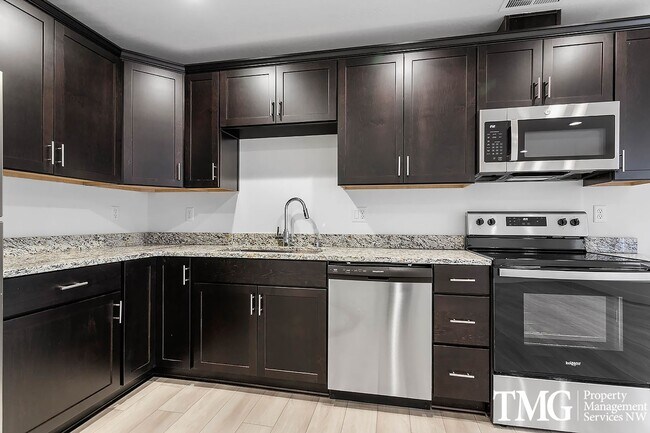 Building Photo - Modern townhome available June 1st!