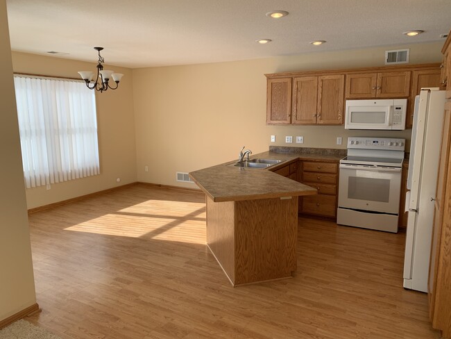 Building Photo - 2209 White Oak Dr