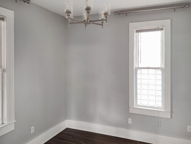 Building Photo - 506 SE 6th Ave