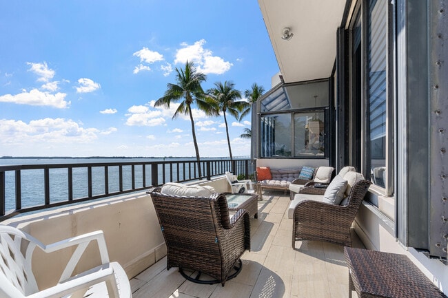 Building Photo - 520 Brickell Key Dr