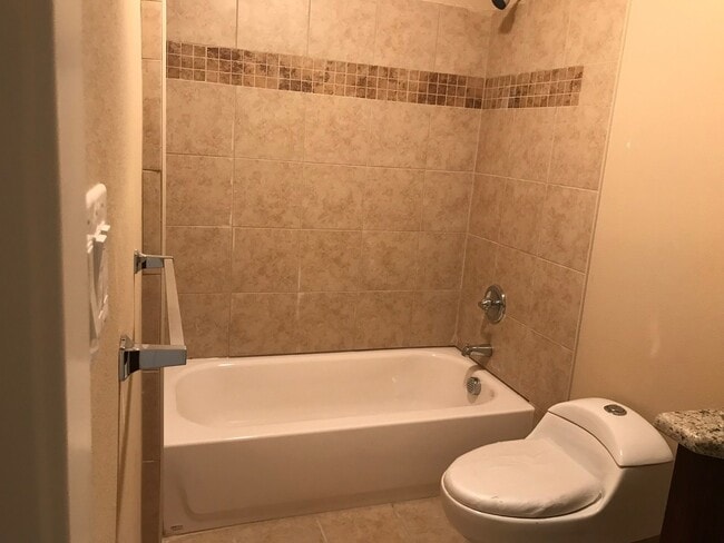 Building Photo - 4 Bed, 2.5 Bath Duplex