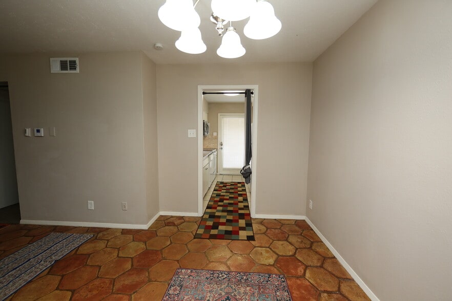 Building Photo - 7727 Meadow Park Dr