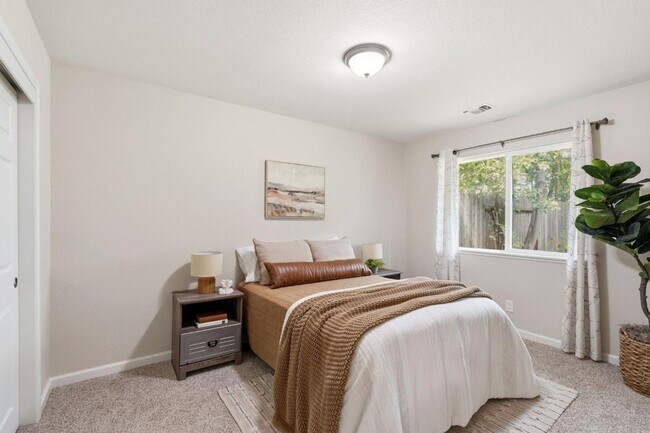 Building Photo - Beautifully updated 2-bedroom, 1.5-bathroom duplex