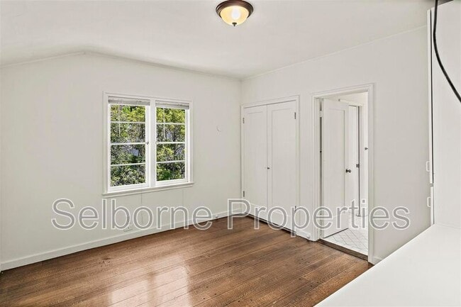 Building Photo - 25 Selborne Dr