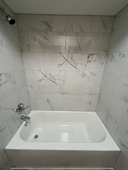 Tub / Shower - 1401 Lackey Ct