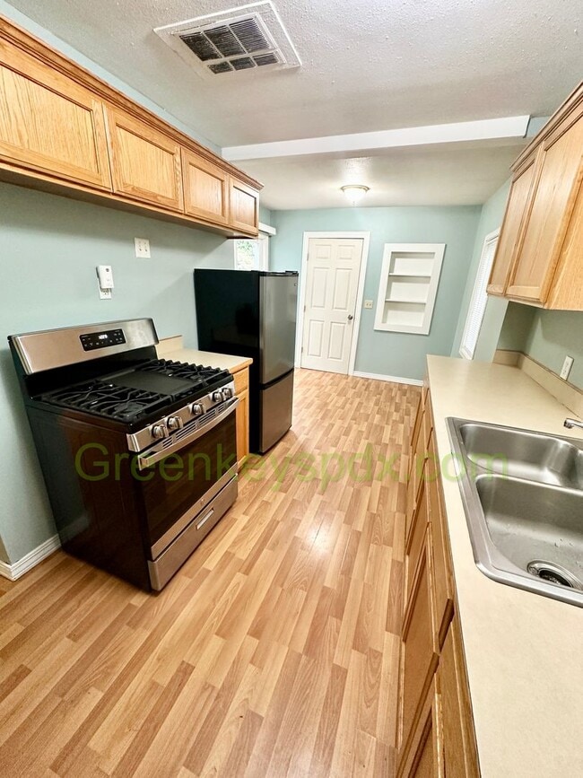 Building Photo - 2 Bedroom House with Backyard full of Frui...