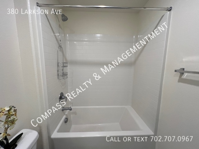 Building Photo - 380 E Larson Ln