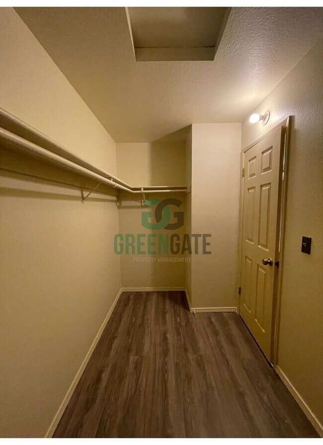 Building Photo - Beautiful 3 bedroom 2.5 Bath home READY NOW in MODESTO!! With POOL!!