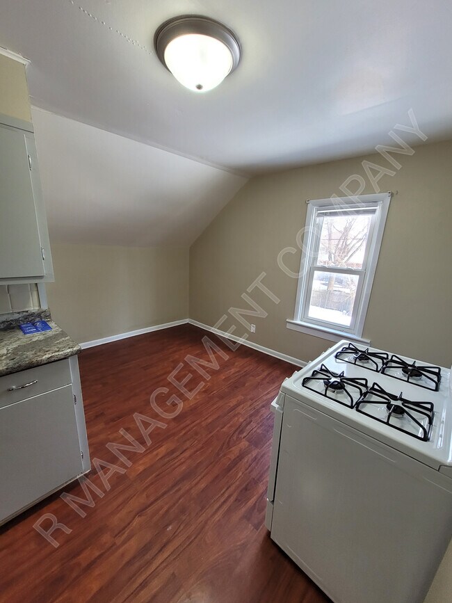 Building Photo - 528 Jackson St