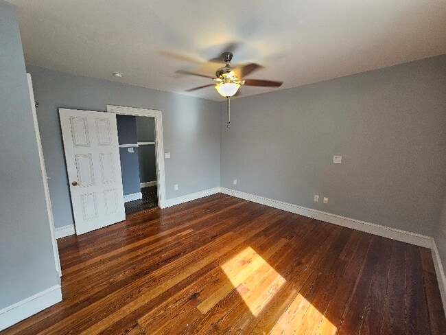 Building Photo - 142 Sumac St