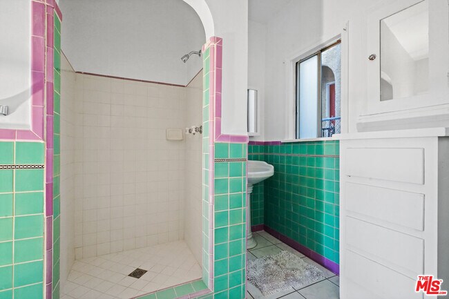 Building Photo - 1091 S Mansfield Ave