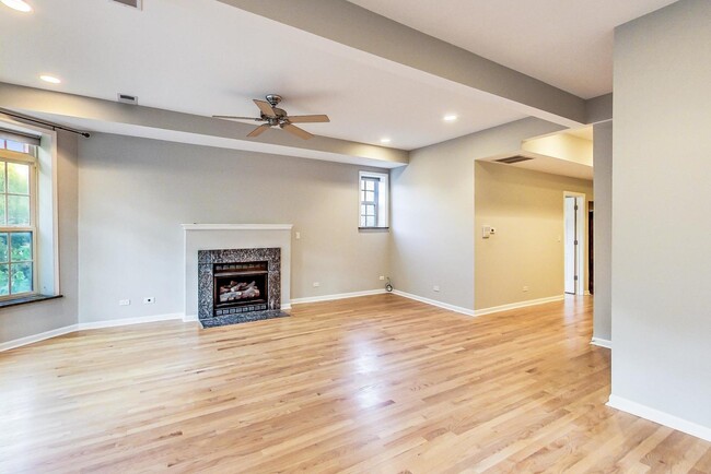 Building Photo - 825 W Cuyler Ave