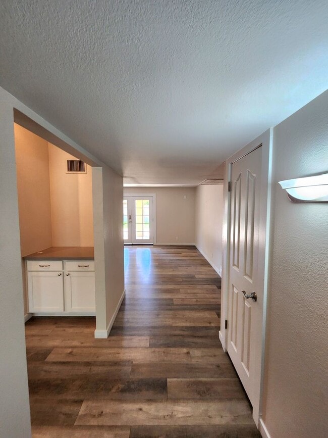 Building Photo - Tempe 4 Bedroom 3 Bath w/ Pool right near ASU!