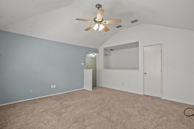 Building Photo - $500 off the first month's rent + move-in on or before 4/20