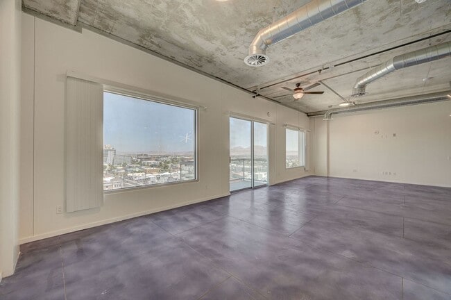 Building Photo - Modern Loft with City View