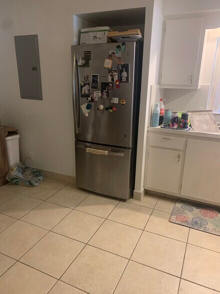 Kitchen - 10222 Pine Dr