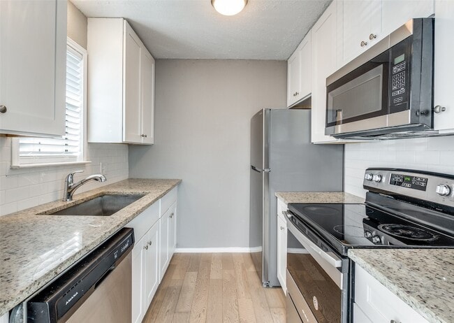 Building Photo - 8750 Park Ln