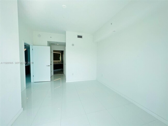 Building Photo - 851 NE 1st Ave