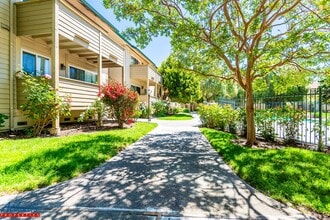 Building Photo - Lovely Condo | Remodeled Kitchen | Central Location
