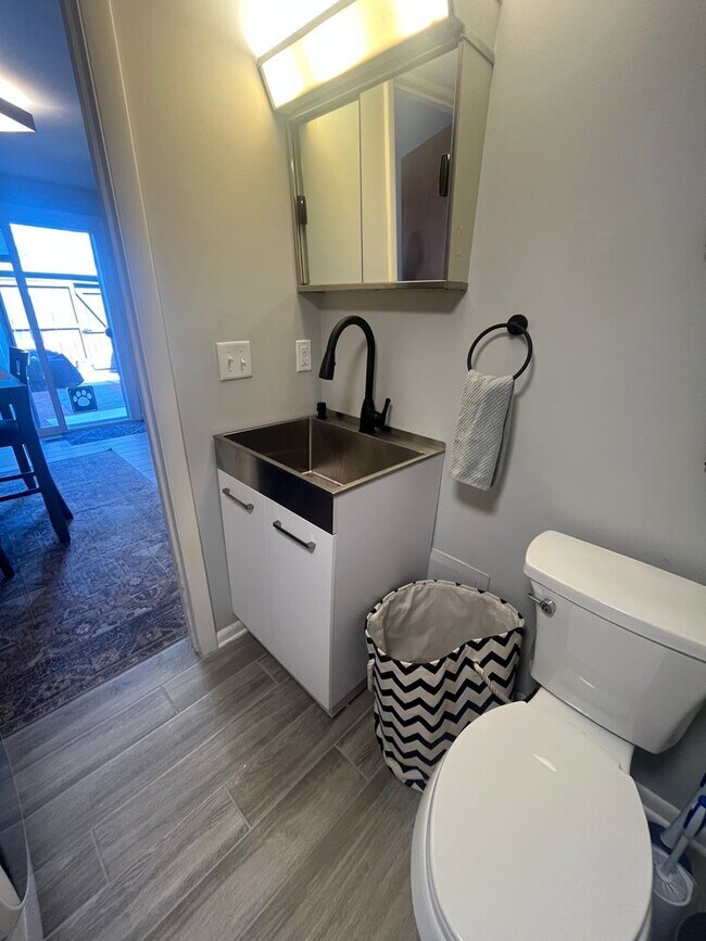 Building Photo - 3 bedroom Condo - Includes resident only c...