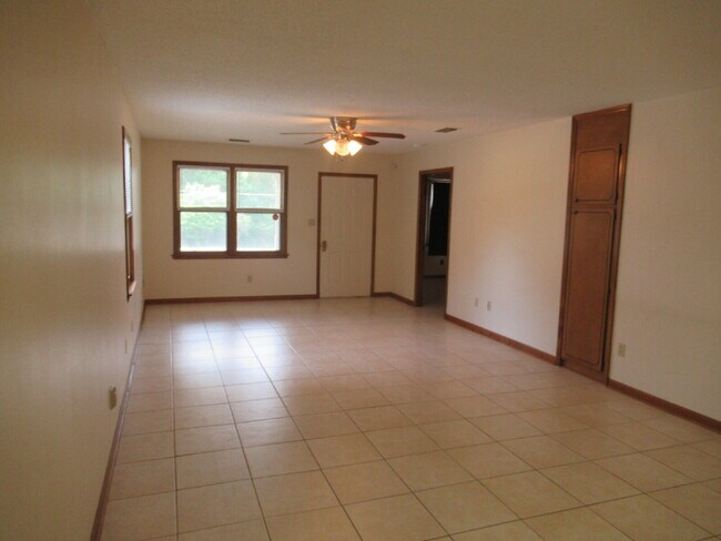 Building Photo - Brick Home located just outside of Hickory NC City Limits!
