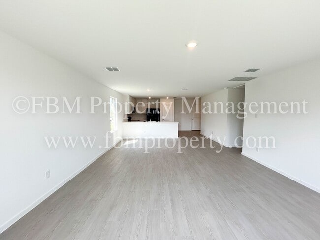 Building Photo - 644 W Criner St
