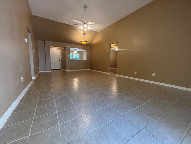 Building Photo - 3815 Maple Dr