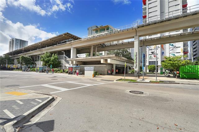 Building Photo - 999 SW 1st Ave