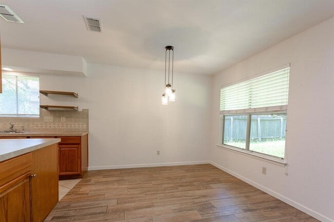 Building Photo - Cozy 3/BR 2/BA Home with Fireplace, Washer & Dryer Included