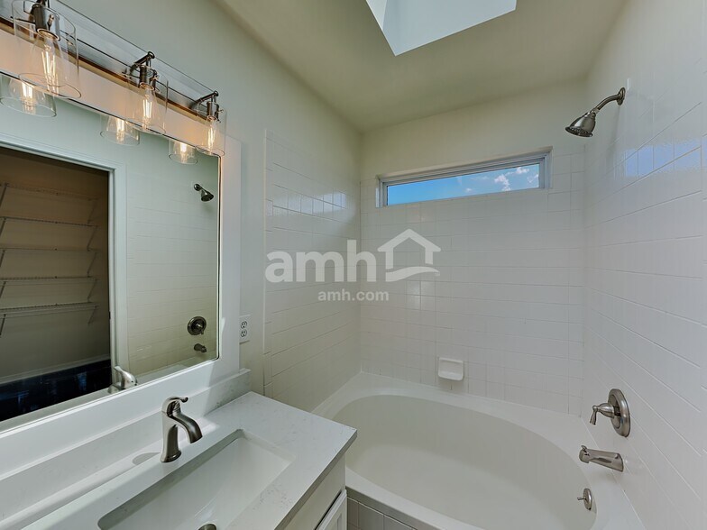 Building Photo - 1545 Gumwood Dr