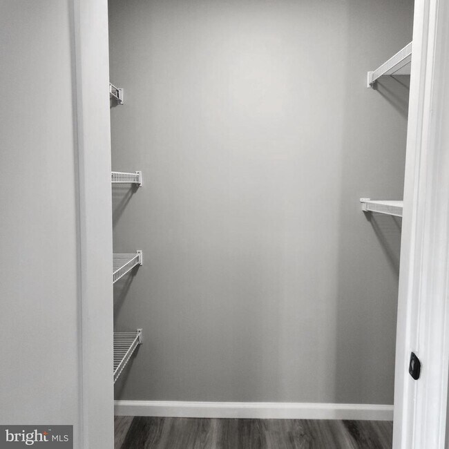 Building Photo - 16 Pickwick Pl