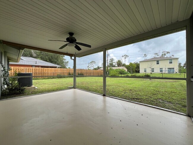 Building Photo - ** Annual ** 2 Bed / 2 Bath ** Single Fami...