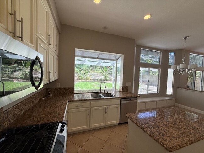Building Photo - 4 bed / 2.5 bath plus large loft/family ro...