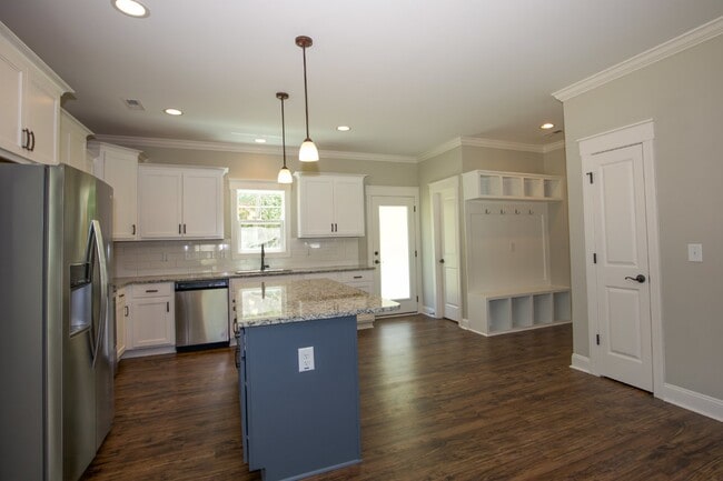 Building Photo - "Luxurious 3-Bed Townhouse with Granite Countertops on Juniper Lake Road!"